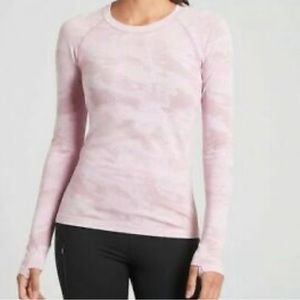 This pink momentum camo long sleeve top is in a size, medium, only worn once